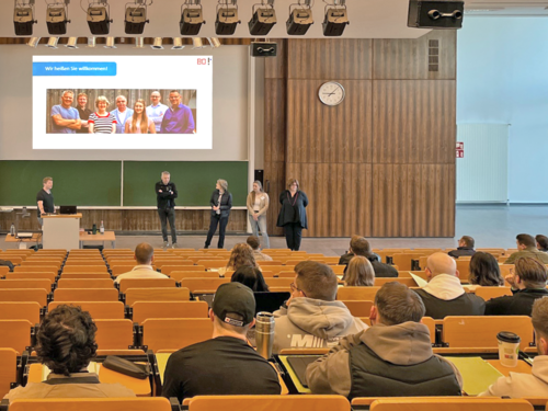 Hörsaal mit Studieninteressierten, die der Präsentation des Studiengangs folgen