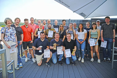 Sieger des E-Kart-Tuniers Gruppenfoto der Exkursionsteilnehmer*innen mit Urkunden